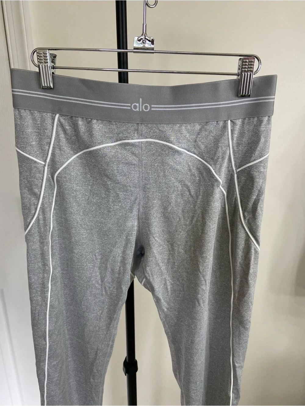 ALO Yoga Gray Heathered Leggings with White Piping